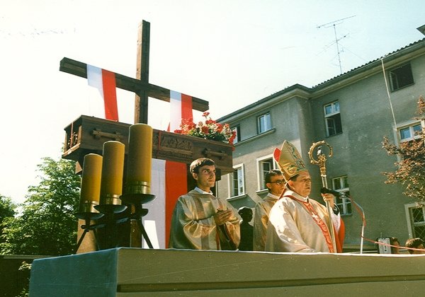 Msza św. na dziedzińcu, 29 maja 1989, celebruje Ks. Prymas Józef Glemp